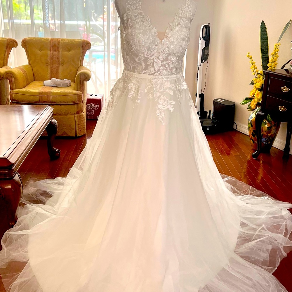 NWT A line V- Neck bohemian lace thin pearl white wedding gown for 2022 Bride.